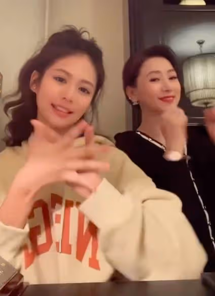 翁虹女兒太美了，母女同框高顏值超驚艷，不出道真可惜了！