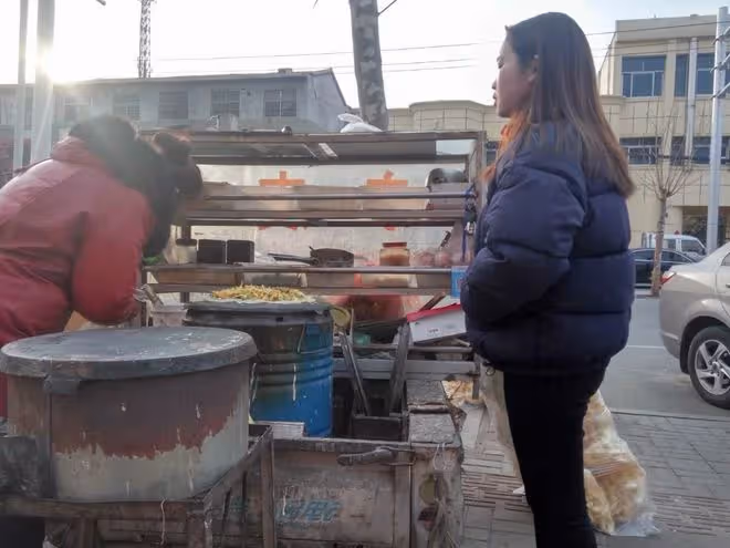妻子出軌失聯,我照顧患病岳母2年,岳母脫下外套我愣在原地