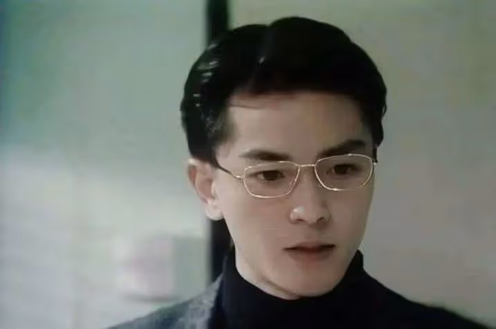 鄭伊健罕見短髪造型曝光!「戴眼鏡風度翩翩」簡直帥出新高度 網友:不愧一代男神