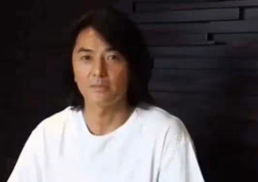 鄭伊健罕見短髪造型曝光!「戴眼鏡風度翩翩」簡直帥出新高度 網友:不愧一代男神