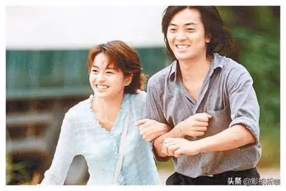 鄭伊健罕見短髪造型曝光!「戴眼鏡風度翩翩」簡直帥出新高度 網友:不愧一代男神