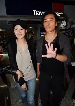 鄭伊健罕見短髪造型曝光！「戴眼鏡風度翩翩」簡直帥出新高度　網友：不愧一代男神