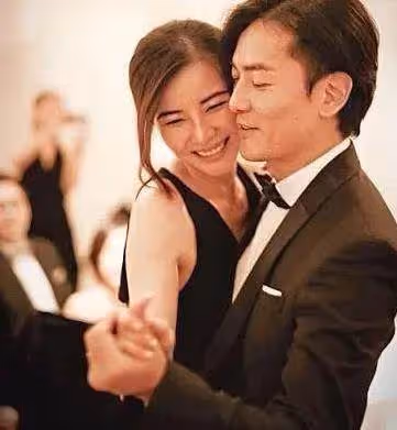 鄭伊健罕見短髪造型曝光！「戴眼鏡風度翩翩」簡直帥出新高度　網友：不愧一代男神