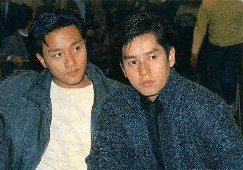 被稱香港歌壇奇蹟!他拿話筒時「四大天王」只能站著聽點評 張學友彎腰「接他獎杯」