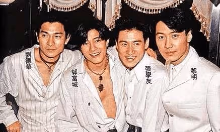 被稱香港歌壇奇蹟!他拿話筒時「四大天王」只能站著聽點評 張學友彎腰「接他獎杯」
