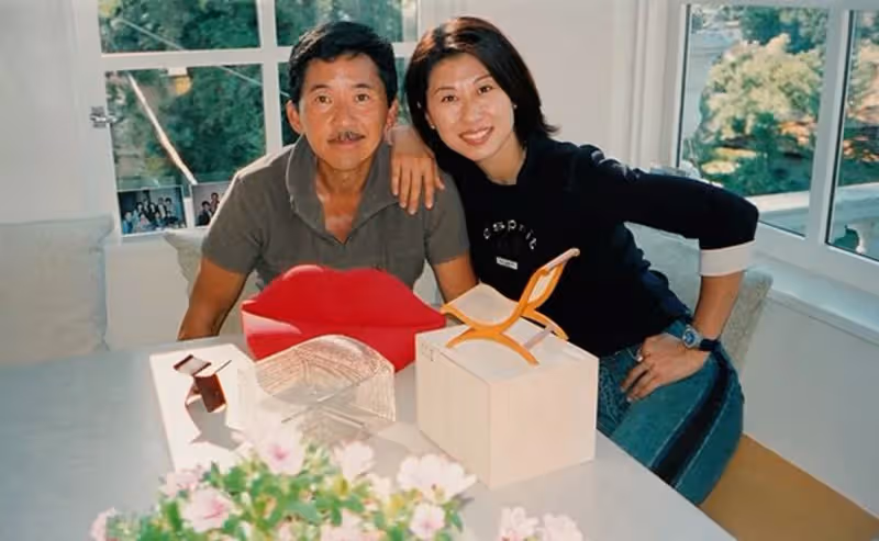 嫁給自己偶像!葉蒨文捧大束玫瑰「燦笑像小孩」喜迎結婚26週年 罕放閃「墨鏡反射出愛情」網讚:太甜了