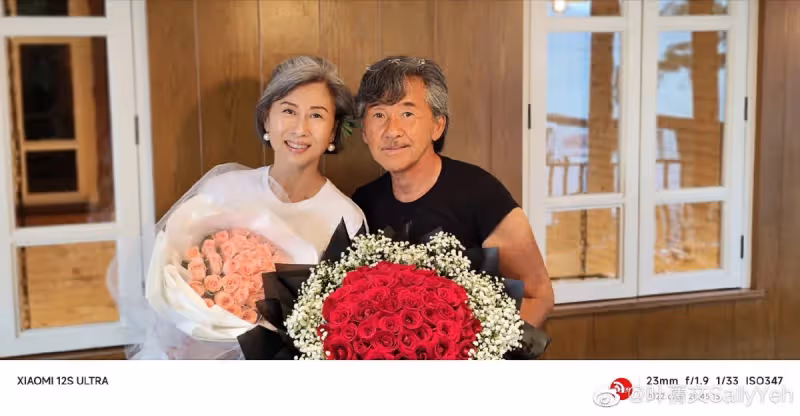 嫁給自己偶像!葉蒨文捧大束玫瑰「燦笑像小孩」喜迎結婚26週年 罕放閃「墨鏡反射出愛情」網讚:太甜了
