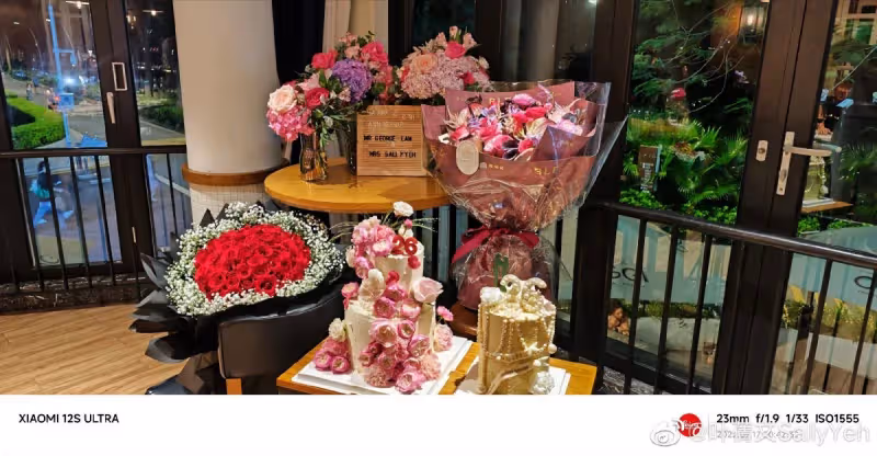 嫁給自己偶像!葉蒨文捧大束玫瑰「燦笑像小孩」喜迎結婚26週年 罕放閃「墨鏡反射出愛情」網讚:太甜了