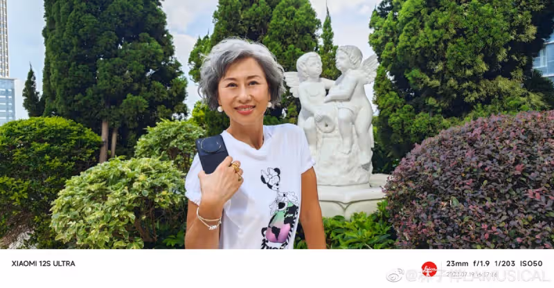 嫁給自己偶像!葉蒨文捧大束玫瑰「燦笑像小孩」喜迎結婚26週年 罕放閃「墨鏡反射出愛情」網讚:太甜了