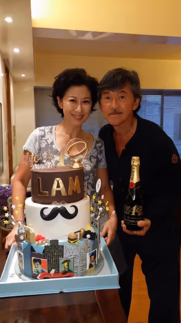嫁給自己偶像!葉蒨文捧大束玫瑰「燦笑像小孩」喜迎結婚26週年 罕放閃「墨鏡反射出愛情」網讚:太甜了
