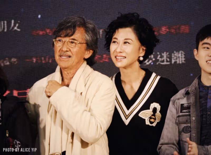 嫁給自己偶像!葉蒨文捧大束玫瑰「燦笑像小孩」喜迎結婚26週年 罕放閃「墨鏡反射出愛情」網讚:太甜了