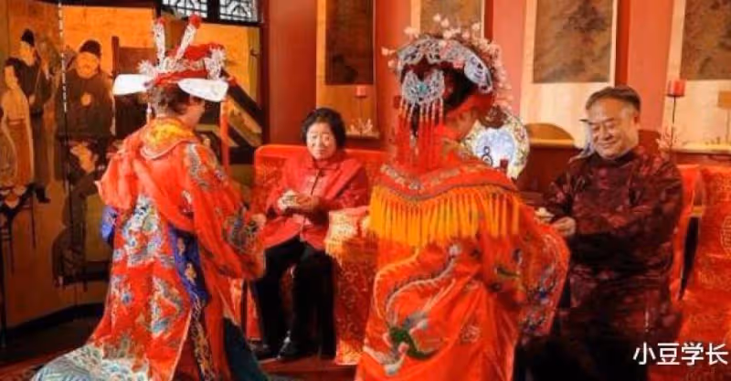 婚禮上兒媳不改口，婆婆怒扇兒媳，看到兒媳的脖子後，婆婆後悔了