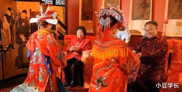 婚禮上兒媳不改口,婆婆怒扇兒媳,看到兒媳的脖子後,婆婆後悔了