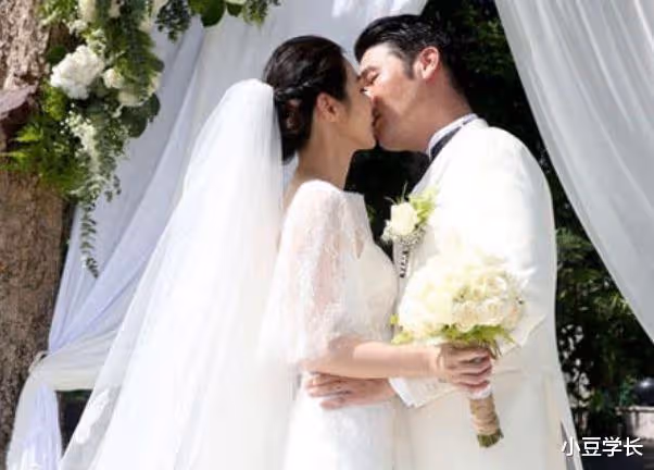 婚禮上兒媳不改口,婆婆怒扇兒媳,看到兒媳的脖子後,婆婆後悔了