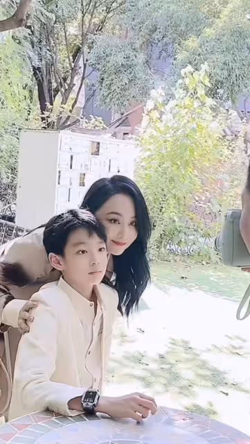 48歲前央視主持曬兒子寫真，五官精緻似建模臉，顏值氣場不輸媽