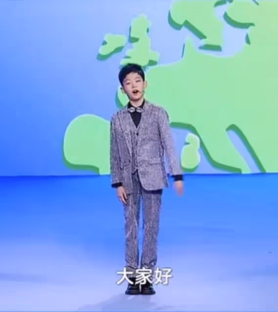 48歲前央視主持曬兒子寫真，五官精緻似建模臉，顏值氣場不輸媽