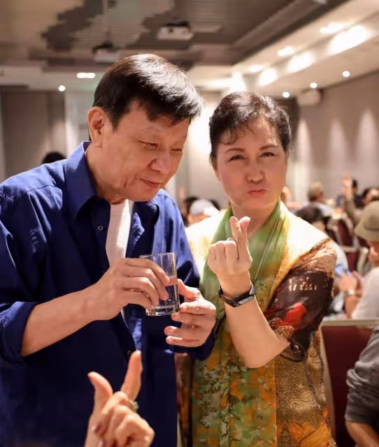 64歲瀋海榮罕曝近況，氣質仍出眾，感情受挫專注事業，碩士畢業後當上大學副教授