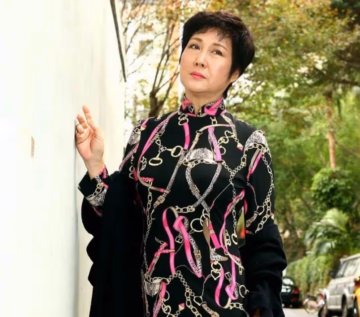 64歲瀋海榮罕曝近況，氣質仍出眾，感情受挫專注事業，碩士畢業後當上大學副教授