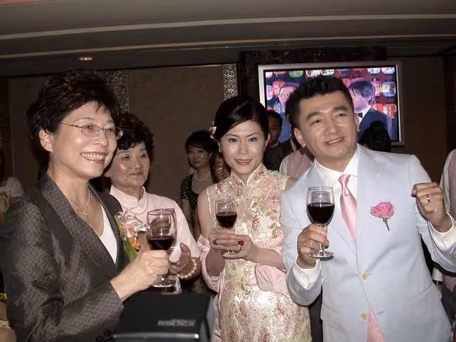 他47歲身家過億,50歲娶日本首富女兒,59歲卻在街邊擺攤賣麻油雞「償還15億」:直面人生大起大落!