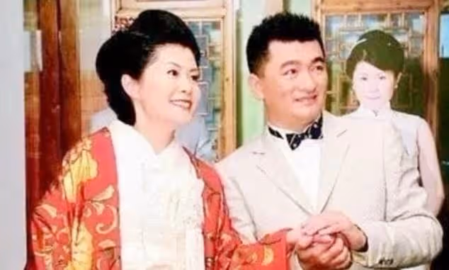 他47歲身家過億,50歲娶日本首富女兒,59歲卻在街邊擺攤賣麻油雞「償還15億」:直面人生大起大落!