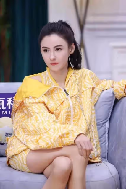 「真富婆」張柏芝：十輛豪車六輛送家人，謝賢意外暴露三胎生父？