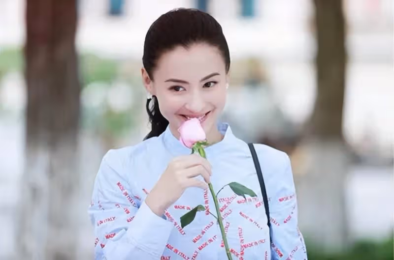 「真富婆」張柏芝:十輛豪車六輛送家人,謝賢意外暴露三胎生父?