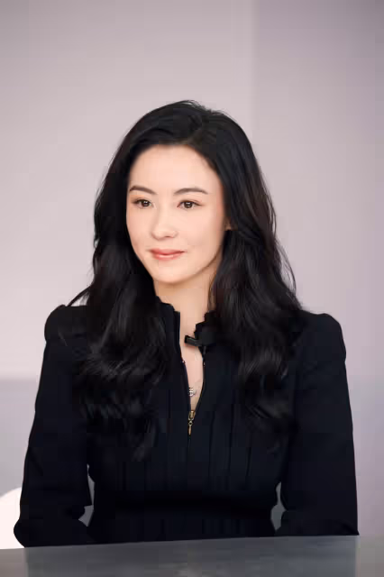 「真富婆」張柏芝:十輛豪車六輛送家人,謝賢意外暴露三胎生父?