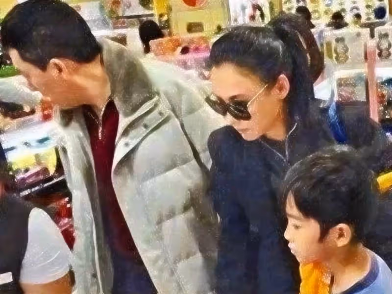 「真富婆」張柏芝:十輛豪車六輛送家人,謝賢意外暴露三胎生父?