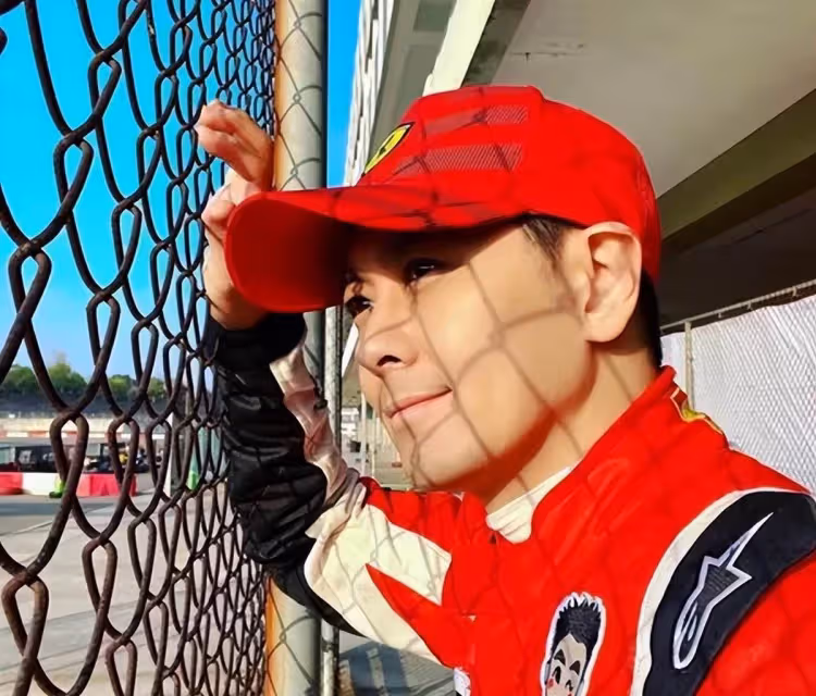 林志穎撞車幸獲路人勇拉出車,先救孩子再拉大人「滿手是血」醫護趕來才默默離開,網贊:危難時刻遇見貴人