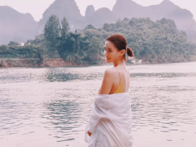 賭王千金何超蓮曬美照 衣服半脫半裸畫面太火辣