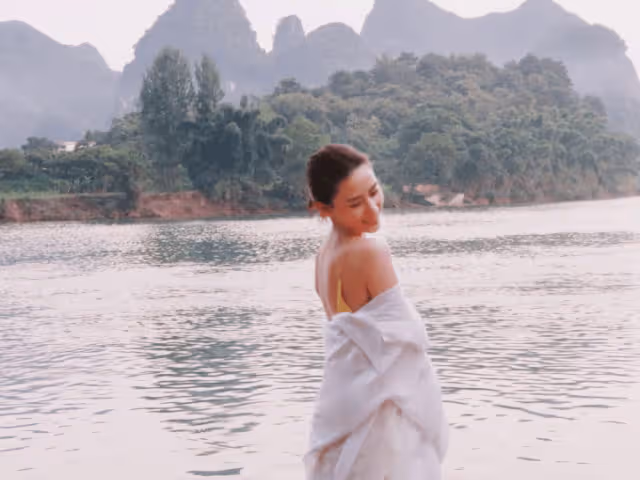 賭王千金何超蓮曬美照 衣服半脫半裸畫面太火辣