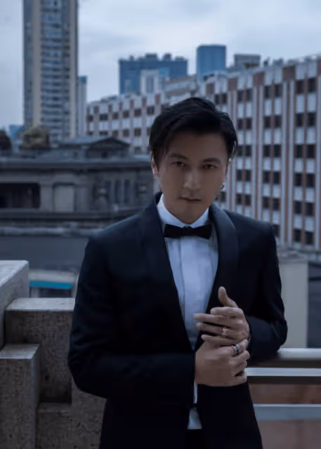 王菲謝霆鋒舊照罕見曝光,兩人親密貼臉溫馨自拍