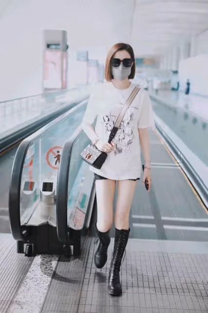 佘詩曼雖然是阿姨輩了,機場還凹「下衣失蹤」秀腿,網:臉像50歲腿像20歲!