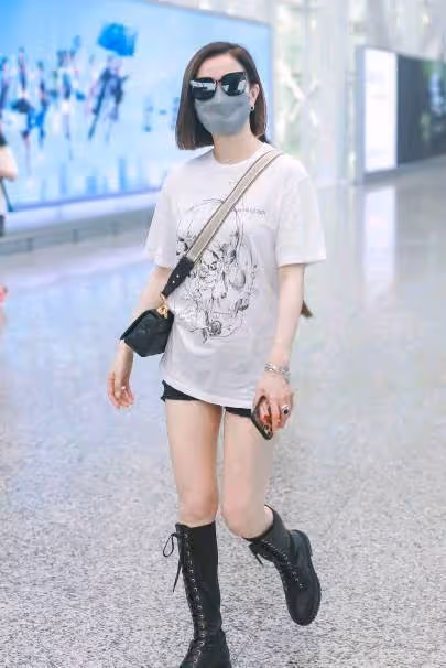 佘詩曼雖然是阿姨輩了,機場還凹「下衣失蹤」秀腿,網:臉像50歲腿像20歲!