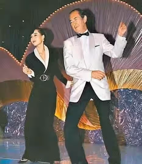 謝賢欠14K賭債,鄧光榮無能為力,狄波拉無奈,精心打扮求助賭王