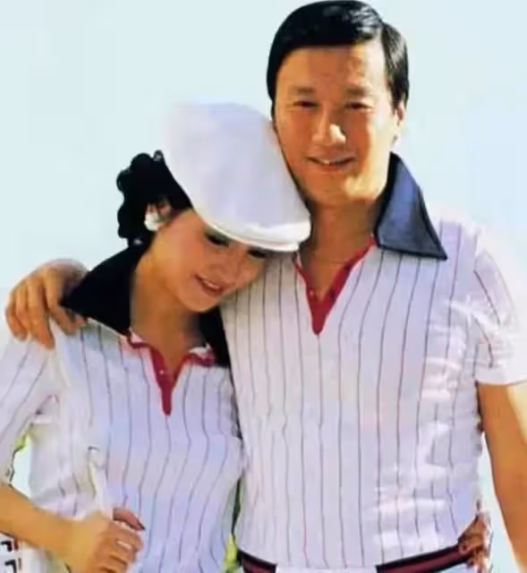 謝賢欠14K賭債,鄧光榮無能為力,狄波拉無奈,精心打扮求助賭王