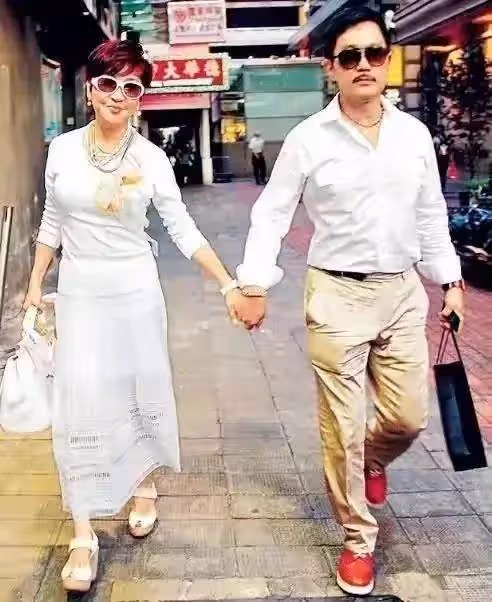 謝賢欠14K賭債,鄧光榮無能為力,狄波拉無奈,精心打扮求助賭王