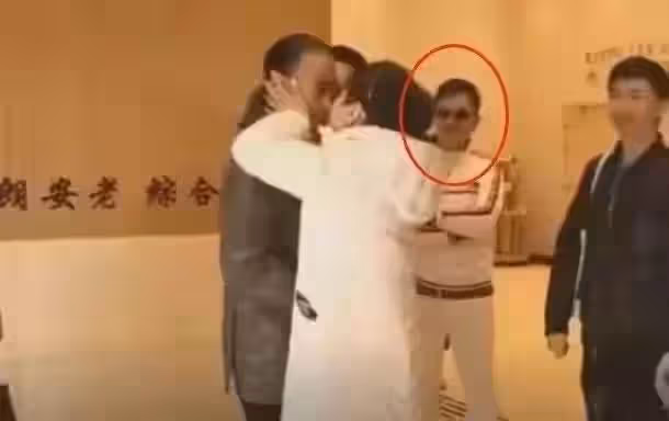 謝賢欠14K賭債,鄧光榮無能為力,狄波拉無奈,精心打扮求助賭王