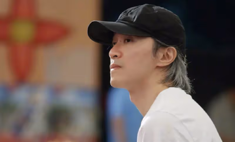 周星馳迎60歲生日，林允連續7年為老闆慶生，零點準時曬照送祝福