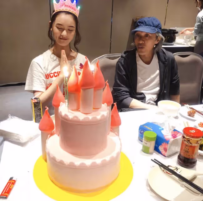 周星馳迎60歲生日,林允連續7年為老闆慶生,零點準時曬照送祝福