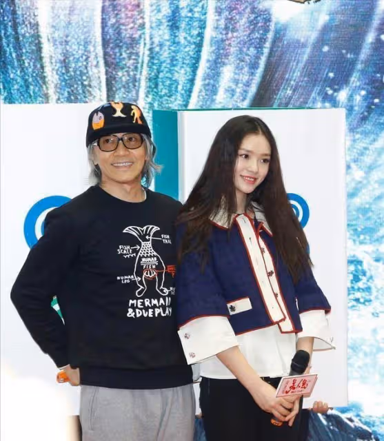 周星馳迎60歲生日,林允連續7年為老闆慶生,零點準時曬照送祝福