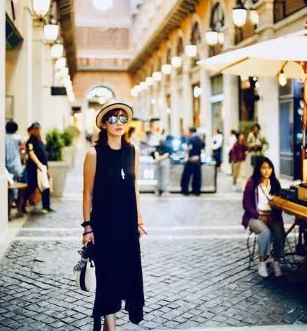 52歲張敏近照曝光,瘦到認不出,干練短髪配T恤氣質仍優雅,網友:越老越耐看!