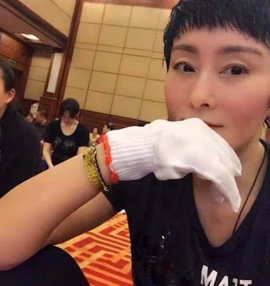 52歲張敏近照曝光,瘦到認不出,干練短髪配T恤氣質仍優雅,網友:越老越耐看!