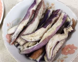 健康少油的蒜泥手撕茄子