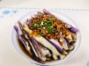 健康少油的蒜泥手撕茄子