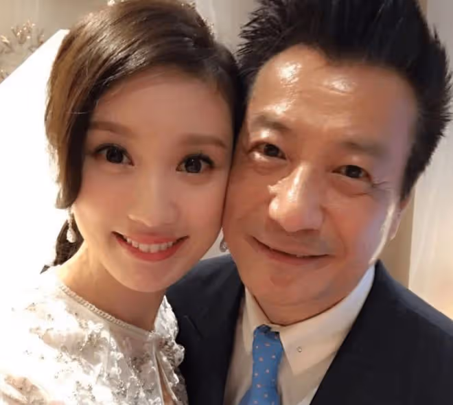 石修兒媳曬泳池靚照!懷孕4個月四肢仍纖細,素顏皮膚白到發光