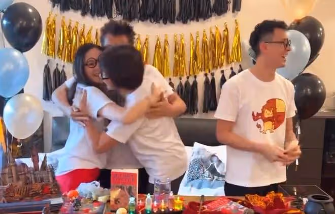 石修兒媳曬泳池靚照!懷孕4個月四肢仍纖細,素顏皮膚白到發光