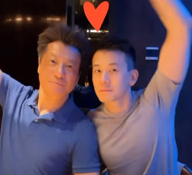 石修兒媳曬泳池靚照!懷孕4個月四肢仍纖細,素顏皮膚白到發光
