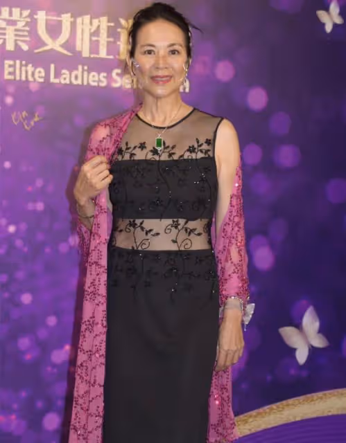 港姐冠軍鄭文雅罕露面!62歲身材仍出眾,已轉行當高爾夫球教練