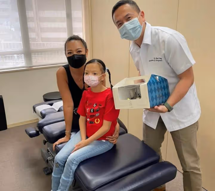 鐘麗淇攜女兒做物理治療！愛女躺病床上表現乖巧，11歲仍不會走路